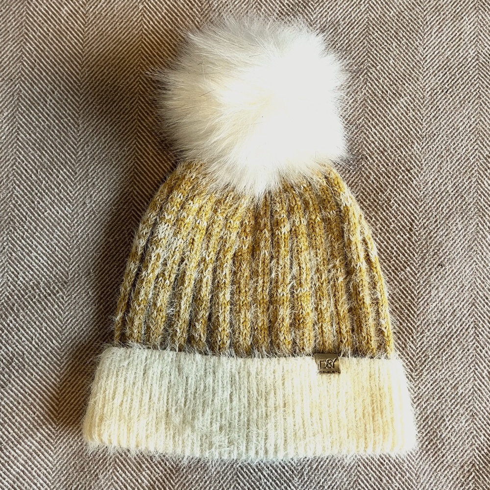 D&Y Pompom Toque